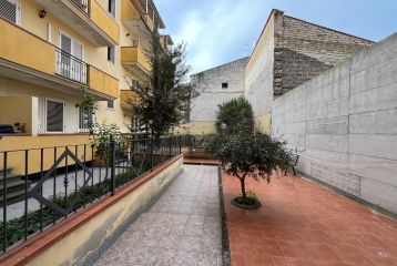 PORTICO DI CASERTA-PIANO INTERMEDIO CON BOX AUTO